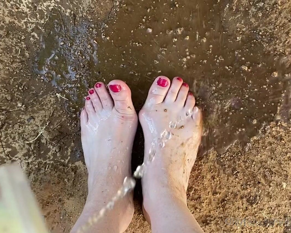 FindomFeetgirl aka dirtyfeetgirl92 - 08-25-2021 OnlyFans Video - One minute muddy feet play