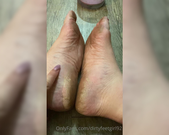 FindomFeetgirl aka dirtyfeetgirl92 - 08-29-2021 OnlyFans Video - Picking calluses off my dry soles