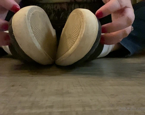 FindomFeetgirl aka dirtyfeetgirl92 - 10-13-2021 OnlyFans Video - 4MINUTE SHOE AND SOCK REMOVAL VIDEO  This is my first ever removal video