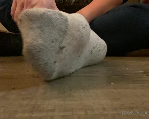 FindomFeetgirl aka dirtyfeetgirl92 - 10-13-2021 OnlyFans Video - 4MINUTE SHOE AND SOCK REMOVAL VIDEO  This is my first ever removal video