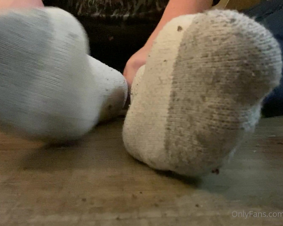 FindomFeetgirl aka dirtyfeetgirl92 - 10-13-2021 OnlyFans Video - 4MINUTE SHOE AND SOCK REMOVAL VIDEO  This is my first ever removal video