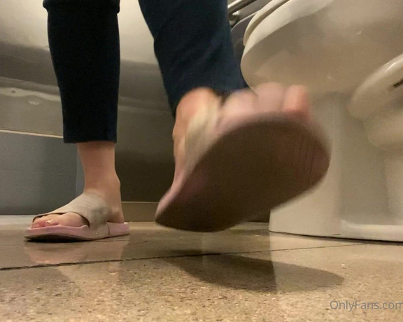 FindomFeetgirl aka dirtyfeetgirl92 - 10-16-2021 OnlyFans Video - 4 minute nasty public bathroom video