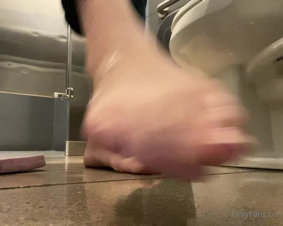 FindomFeetgirl aka dirtyfeetgirl92 - 10-16-2021 OnlyFans Video - 4 minute nasty public bathroom video