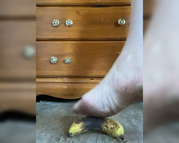 FindomFeetgirl aka dirtyfeetgirl92 - 10-22-2021 OnlyFans Video - 2 and a half minute Banana smash