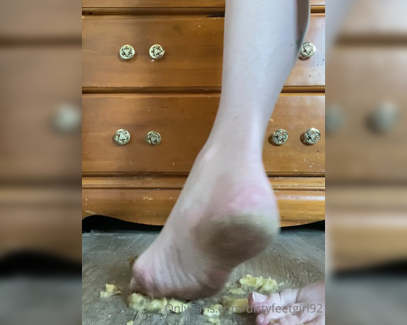 FindomFeetgirl aka dirtyfeetgirl92 - 10-22-2021 OnlyFans Video - 2 and a half minute Banana smash