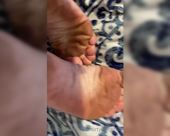 FindomFeetgirl aka dirtyfeetgirl92 - 10-13-2021 OnlyFans Video - 2 minute close up super dry soles