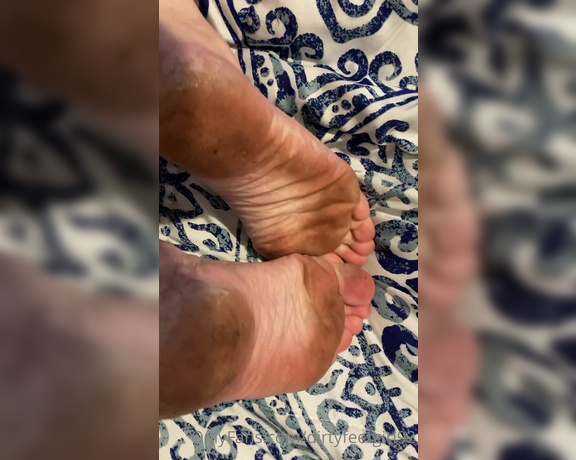 FindomFeetgirl aka dirtyfeetgirl92 - 10-13-2021 OnlyFans Video - 2 minute close up super dry soles