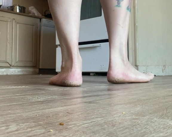 FindomFeetgirl aka dirtyfeetgirl92 - 11-26-2021 OnlyFans Video - 2 minutes aimlessly walking around my kitchen