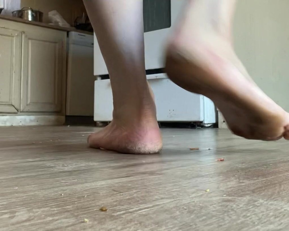 FindomFeetgirl aka dirtyfeetgirl92 - 11-26-2021 OnlyFans Video - 2 minutes aimlessly walking around my kitchen