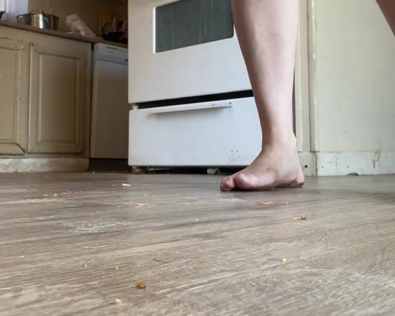 FindomFeetgirl aka dirtyfeetgirl92 - 11-26-2021 OnlyFans Video - 2 minutes aimlessly walking around my kitchen