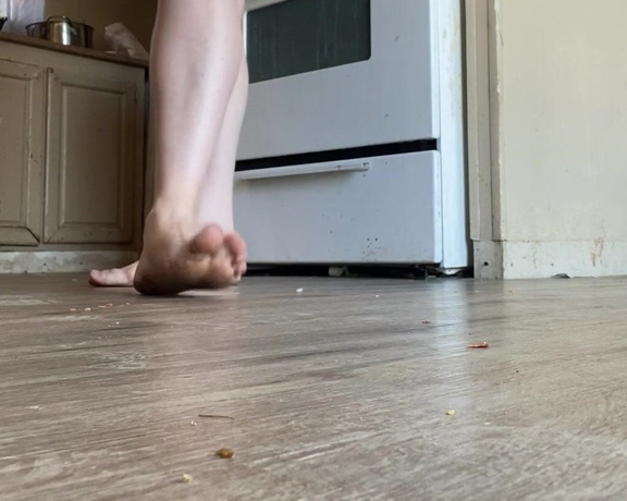 FindomFeetgirl aka dirtyfeetgirl92 - 11-26-2021 OnlyFans Video - 2 minutes aimlessly walking around my kitchen