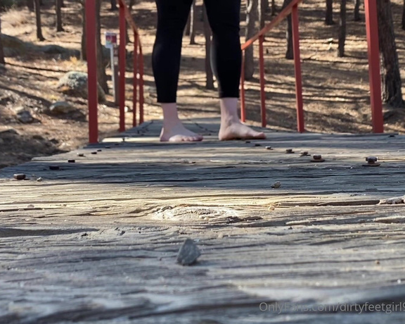 FindomFeetgirl aka dirtyfeetgirl92 - 12-31-2021 OnlyFans Video - 5 and a half mins of my soles outdoors