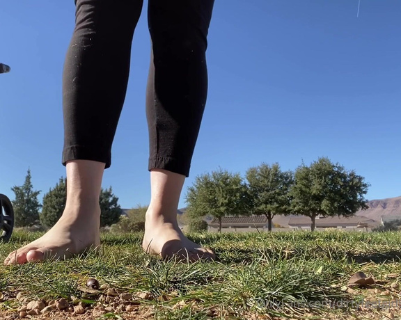 FindomFeetgirl aka dirtyfeetgirl92 - 12-31-2021 OnlyFans Video - 5 and a half mins of my soles outdoors