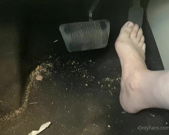 FindomFeetgirl aka dirtyfeetgirl92 - 11-21-2021 OnlyFans Video - Almost 4 mins driving my car barefoot  yes my floorboard needs cleaned sorry  My