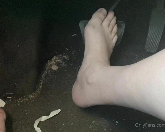 FindomFeetgirl aka dirtyfeetgirl92 - 11-21-2021 OnlyFans Video - Almost 4 mins driving my car barefoot  yes my floorboard needs cleaned sorry  My