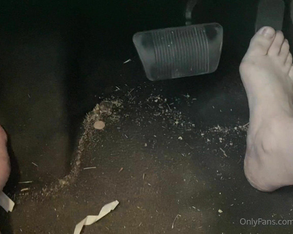 FindomFeetgirl aka dirtyfeetgirl92 - 11-21-2021 OnlyFans Video - Almost 4 mins driving my car barefoot  yes my floorboard needs cleaned sorry  My