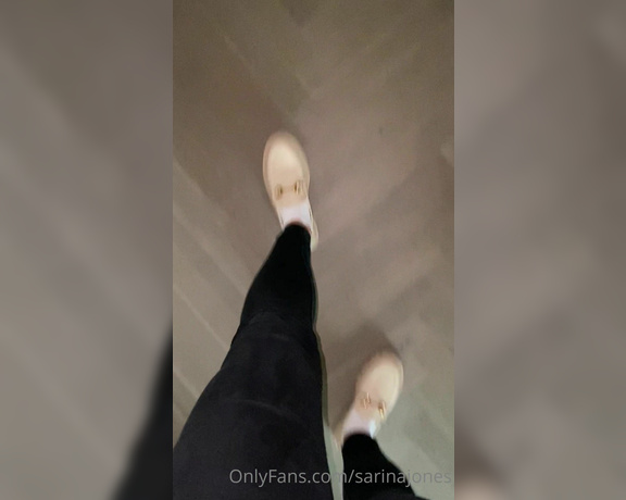 Sarina Jones aka sarinajones - 02-04-2023 OnlyFans Video - Auf dem Weg vom Hotel Zimmer zur Lobby habe ich bemerkt, das meine Socken rutschen