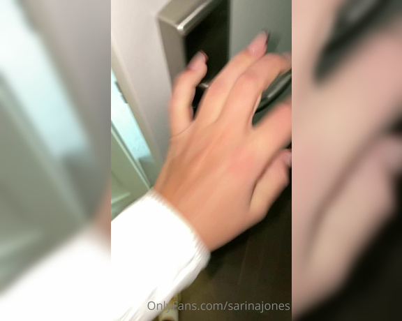 Sarina Jones aka sarinajones - 02-04-2023 OnlyFans Video - Auf dem Weg vom Hotel Zimmer zur Lobby habe ich bemerkt, das meine Socken rutschen