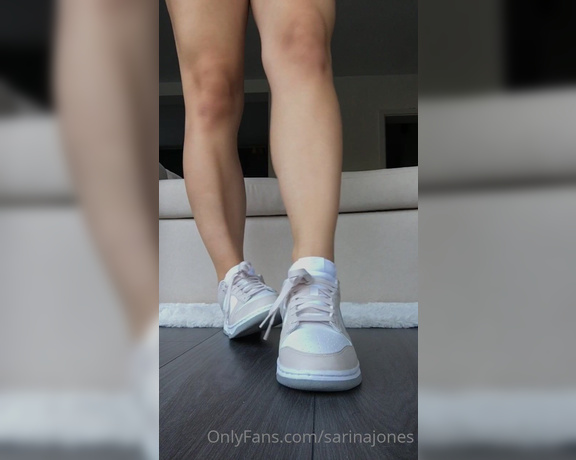 Sarina Jones aka sarinajones - 09-23-2022 OnlyFans Video - Kurzer Outfit Check, ob die Nike Socken auch wirklich zu den Dunks passen