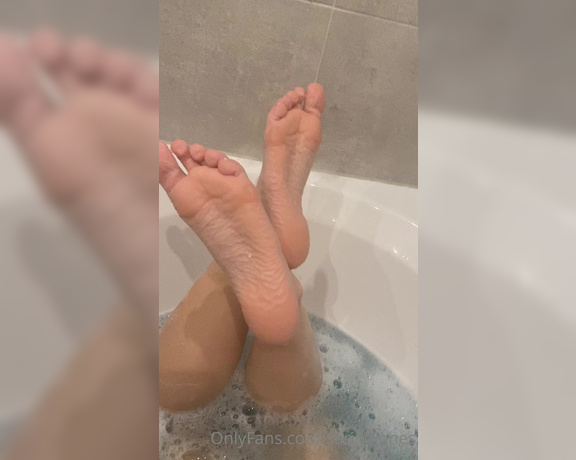 Sarina Jones aka sarinajones - 11-12-2022 OnlyFans Video - look at these curly soles