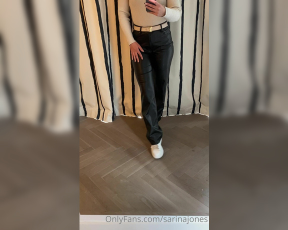 Sarina Jones aka sarinajones - 01-13-2023 OnlyFans Video - Kurzer Outfit Check, bevor ich das Hotelzimmer verlasse