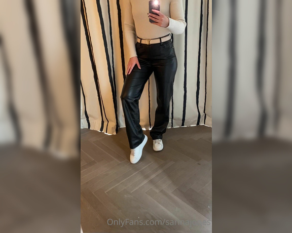 Sarina Jones aka sarinajones - 01-13-2023 OnlyFans Video - Kurzer Outfit Check, bevor ich das Hotelzimmer verlasse