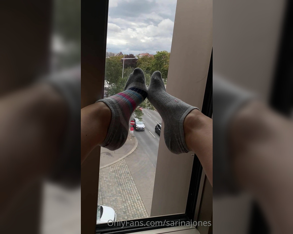 Sarina Jones aka sarinajones - 01-26-2023 OnlyFans Video - Lets clean the window with my socks