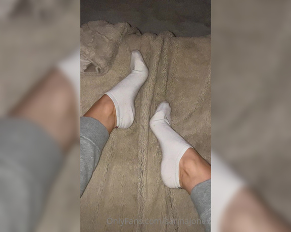 Sarina Jones aka sarinajones - 03-20-2023 OnlyFans Video - Is it possible to take off my socks only with my feet