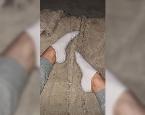 Sarina Jones aka sarinajones - 03-20-2023 OnlyFans Video - Is it possible to take off my socks only with my feet