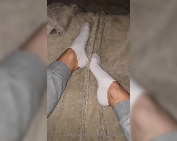 Sarina Jones aka sarinajones - 03-20-2023 OnlyFans Video - Is it possible to take off my socks only with my feet