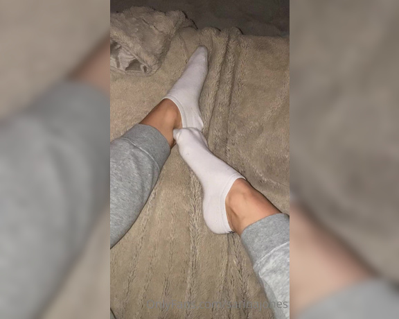 Sarina Jones aka sarinajones - 03-20-2023 OnlyFans Video - Is it possible to take off my socks only with my feet