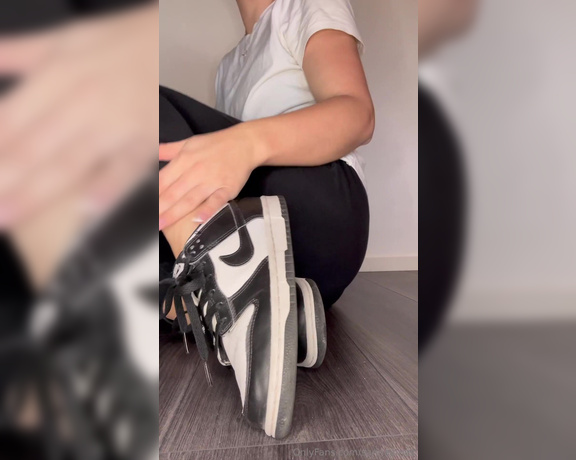 Sarina Jones aka sarinajones - 06-10-2024 OnlyFans Video - I put on my low cut out socks and my Nike dunk sneaker