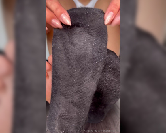 Sarina Jones aka sarinajones - 08-28-2024 OnlyFans Video - Ive only worn these socks for a few hours but theres a lot of lint on