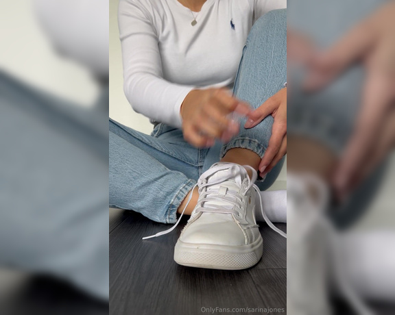 Sarina Jones aka sarinajones - 11-12-2024 OnlyFans Video - Watch me taking off my puma sneaker