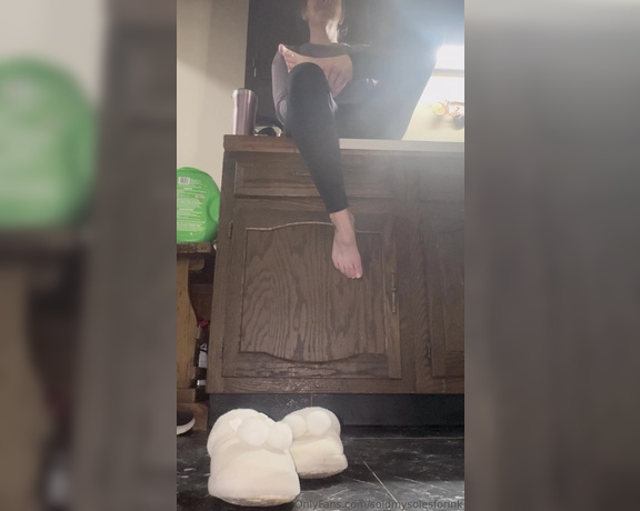 SoldmySolesforInk aka soldmysolesforink - 11-11-2023 OnlyFans Video - Happy Saturday my boys Spent the morning deep cleaning the rescue and my soles and toes