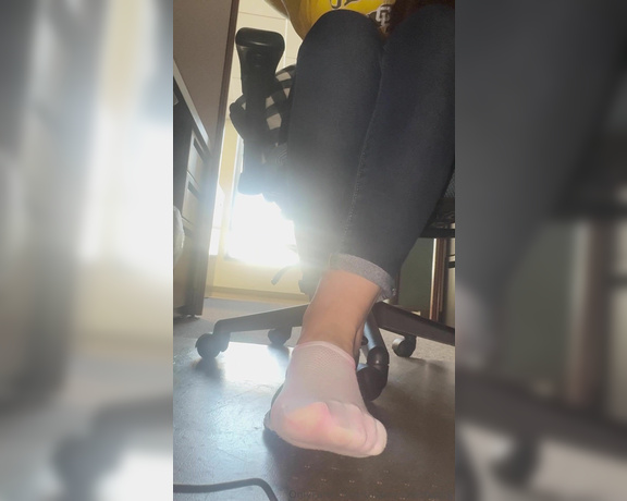 SoldmySolesforInk aka soldmysolesforink - 11-16-2023 OnlyFans Video - Happy almost end of the work week boys Day 2 and these sexy socks are already