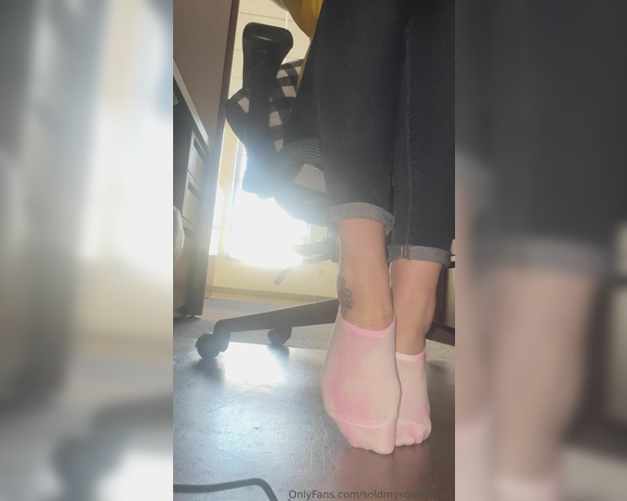 SoldmySolesforInk aka soldmysolesforink - 11-16-2023 OnlyFans Video - Happy almost end of the work week boys Day 2 and these sexy socks are already