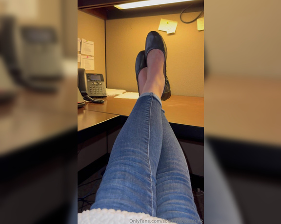 SoldmySolesforInk aka soldmysolesforink - 12-08-2023 OnlyFans Video - They keep this office mighty cold