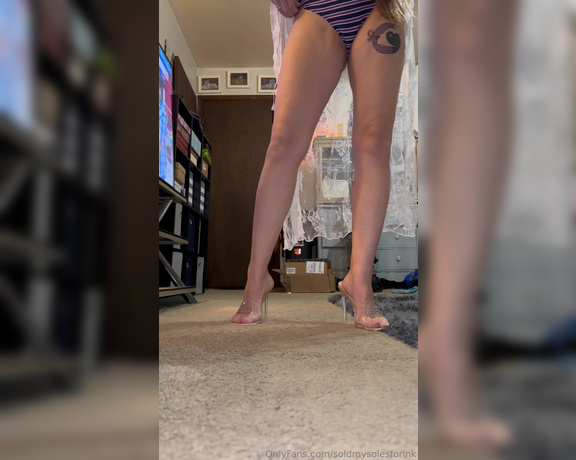 SoldmySolesforInk aka soldmysolesforink - 01-13-2024 OnlyFans Video - Staying inside ignoring the windy cold weather and pretending Im beachside cabana living