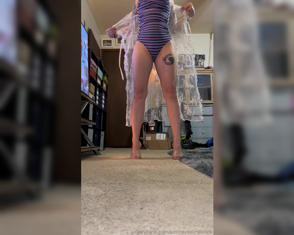 SoldmySolesforInk aka soldmysolesforink - 01-13-2024 OnlyFans Video - Staying inside ignoring the windy cold weather and pretending Im beachside cabana living