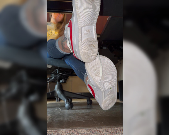 SoldmySolesforInk aka soldmysolesforink - 01-18-2024 OnlyFans Video - A lil sockless office check anyone How badly would you love to be my It fixing