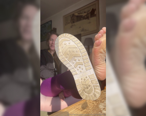 SoldmySolesforInk aka soldmysolesforink - 01-22-2024 OnlyFans Video - Happy Monday Do my sweaty soles motivate you or am I leaving your mind wandering