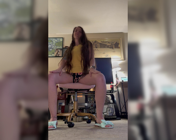 SoldmySolesforInk aka soldmysolesforink - 03-11-2024 OnlyFans Video - How easily could I distract you from your show Happy Monday my boys Im not feeling