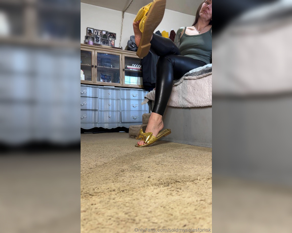 SoldmySolesforInk aka soldmysolesforink - 04-11-2024 OnlyFans Video - The way my sandals smack against my soft smelly soles makes me wet af