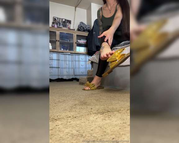 SoldmySolesforInk aka soldmysolesforink - 04-11-2024 OnlyFans Video - The way my sandals smack against my soft smelly soles makes me wet af