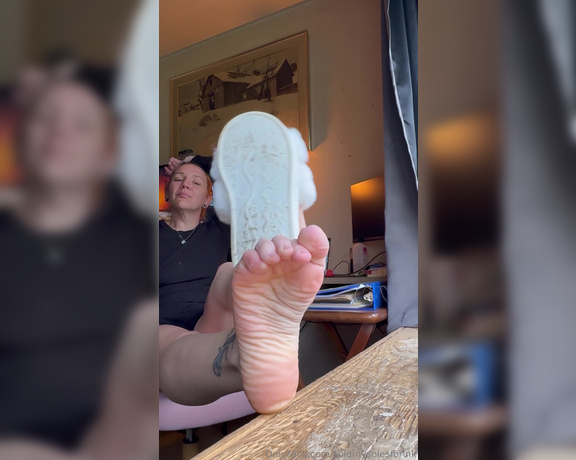 SoldmySolesforInk aka soldmysolesforink - 04-10-2024 OnlyFans Video - These stanky soles have been hard at work all morning just to spend my evening at