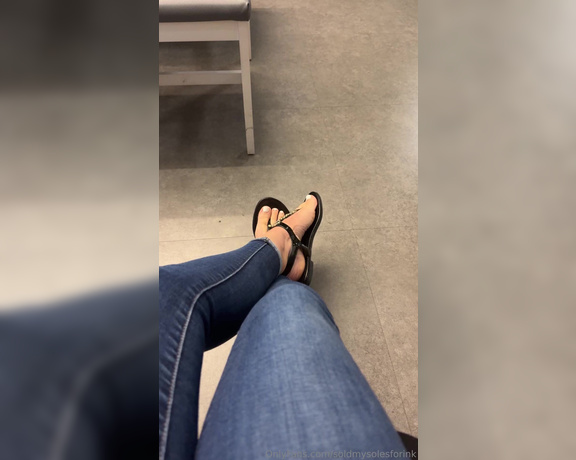 SoldmySolesforInk aka soldmysolesforink - 05-14-2024 OnlyFans Video - Lunch break with Miss ink Always shocked how sweaty my soles get even in sandals