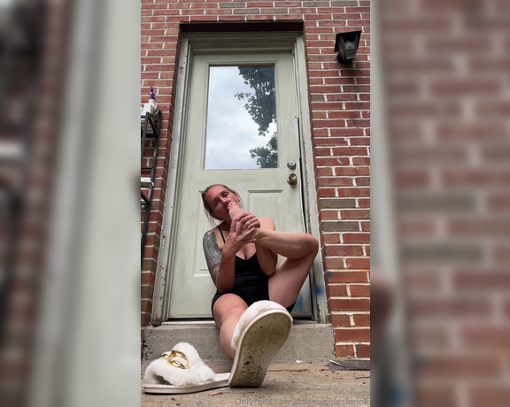 SoldmySolesforInk aka soldmysolesforink - 06-20-2024 OnlyFans Video - Wonder what the neighbors think  dont you wish you were licking my high arches and