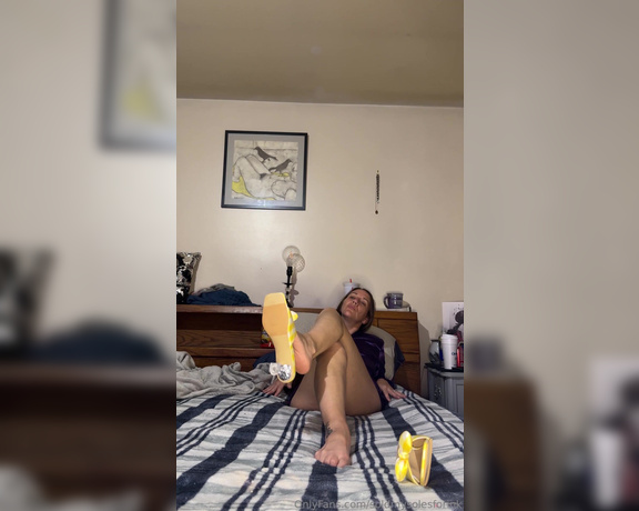 SoldmySolesforInk aka soldmysolesforink - 08-08-2024 OnlyFans Video - A good servant presents himself when his work is done so his mistress can have her