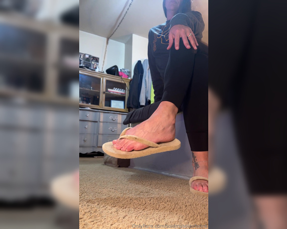 SoldmySolesforInk aka soldmysolesforink - 10-26-2024 OnlyFans Video - I want to see you lick my salty sweet nectar from my fuzzy flip flops